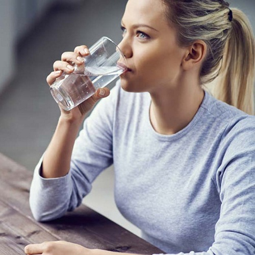 فواید نوشیدن آب کافی برای سلامت و جوانی پوست صورت